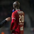 Didier Lamkel Ze (24 de ani), fostul elev al lui Ladislau Boloni de la Antwerp, și-a cerut scuze suporterilor belgieni, după ce marți a venit la antrenamentul echipei sale îmbrăcat în tricoul rivalilor de la Anderlecht