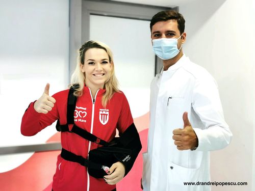 Angela Cioca alături de doctorul Andrei Popescu, imediat după operație