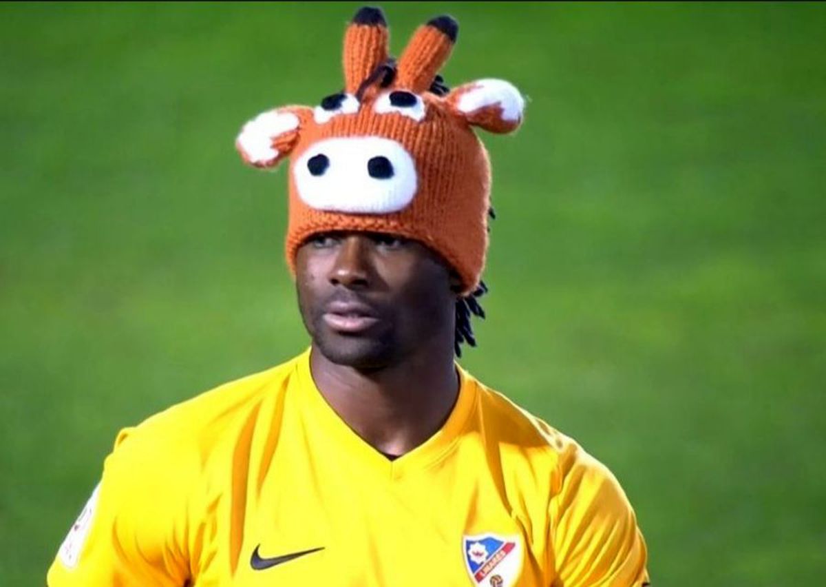 Apariție bizară în Cupa Spaniei » A intrat pe teren cu cel mai ciudat fes posibil