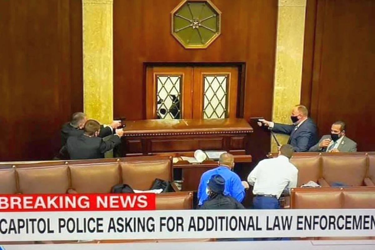 Imagini HALUCINANTE în Statele Unite: suporterii lui Donald Trump au intrat cu forța în clădirea Capitoliului și blochează validarea lui Joe Biden
