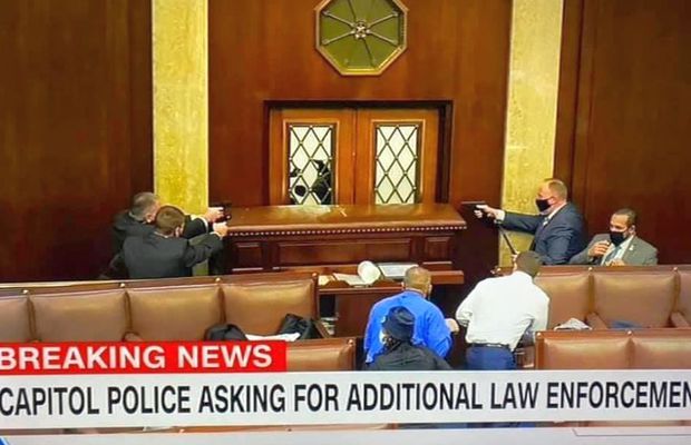 Imagini HALUCINANTE în Statele Unite: suporterii lui Donald Trump au intrat cu forța în clădirea Capitoliului și blochează validarea lui Joe Biden