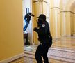 Suporterii lui Donald Trump au intrat cu forța în clădirea Capitoliului și blochează validarea lui Joe Biden. Sursă foto: Imago Images