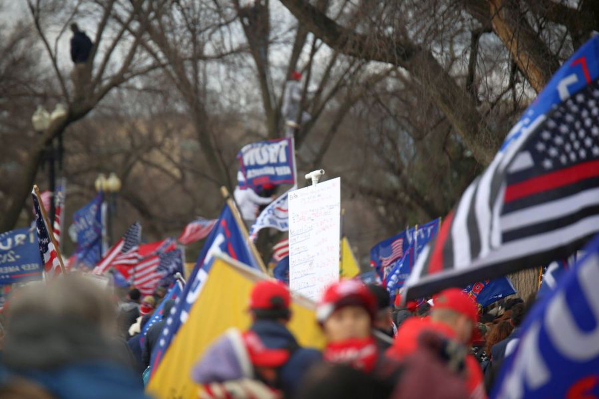 Suporterii lui Donald Trump au intrat cu forța în clădirea Capitoliului și blochează validarea lui Joe Biden