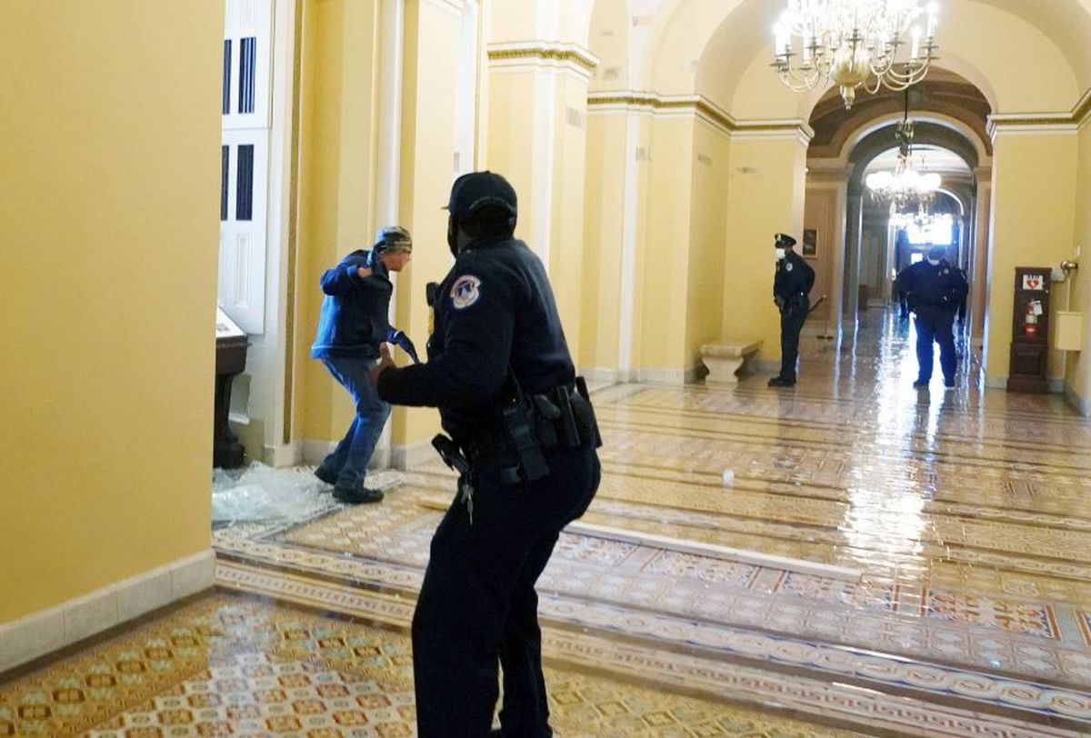 Imagini HALUCINANTE în Statele Unite: suporterii lui Donald Trump au intrat cu forța în clădirea Capitoliului și blochează validarea lui Joe Biden