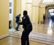 Suporterii lui Donald Trump au intrat cu forța în clădirea Capitoliului și blochează validarea lui Joe Biden. Sursă foto: Imago Images
