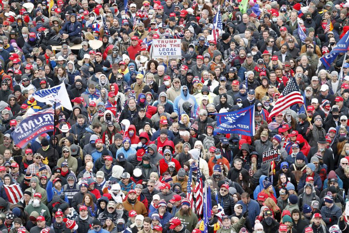 Imagini HALUCINANTE în Statele Unite: suporterii lui Donald Trump au intrat cu forța în clădirea Capitoliului și blochează validarea lui Joe Biden