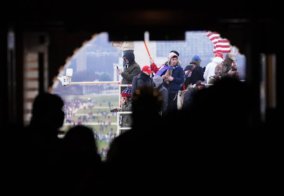 Suporterii lui Donald Trump au intrat cu forța în clădirea Capitoliului și blochează validarea lui Joe Biden