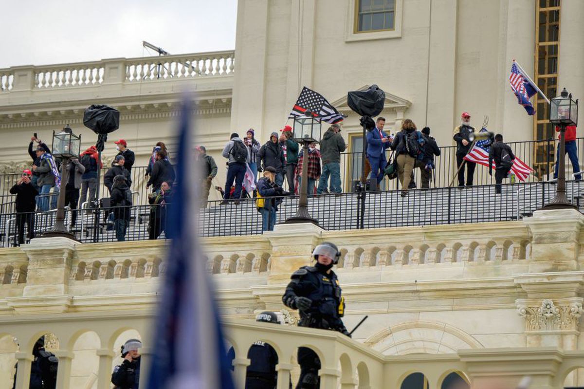 Suporterii lui Donald Trump au intrat cu forța în clădirea Capitoliului și blochează validarea lui Joe Biden