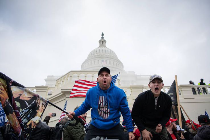 Suporterii lui Donald Trump au intrat cu forța în clădirea Capitoliului și blochează validarea lui Joe Biden. Sursă foto: Imago Images