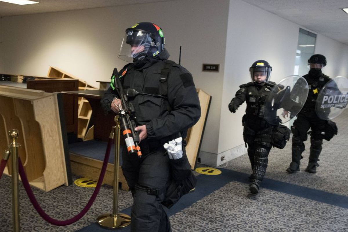 Imagini HALUCINANTE în Statele Unite: suporterii lui Donald Trump au intrat cu forța în clădirea Capitoliului și blochează validarea lui Joe Biden