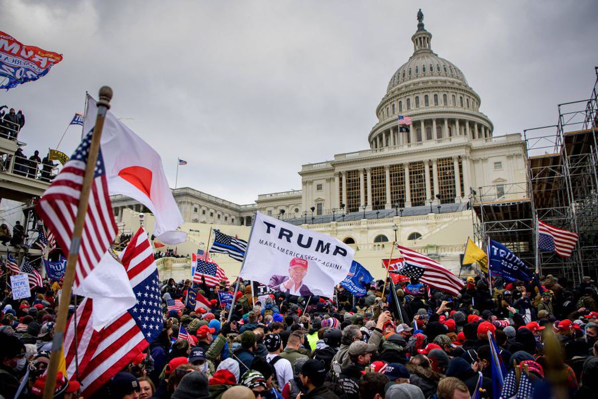 Imagini HALUCINANTE în Statele Unite: suporterii lui Donald Trump au intrat cu forța în clădirea Capitoliului și blochează validarea lui Joe Biden
