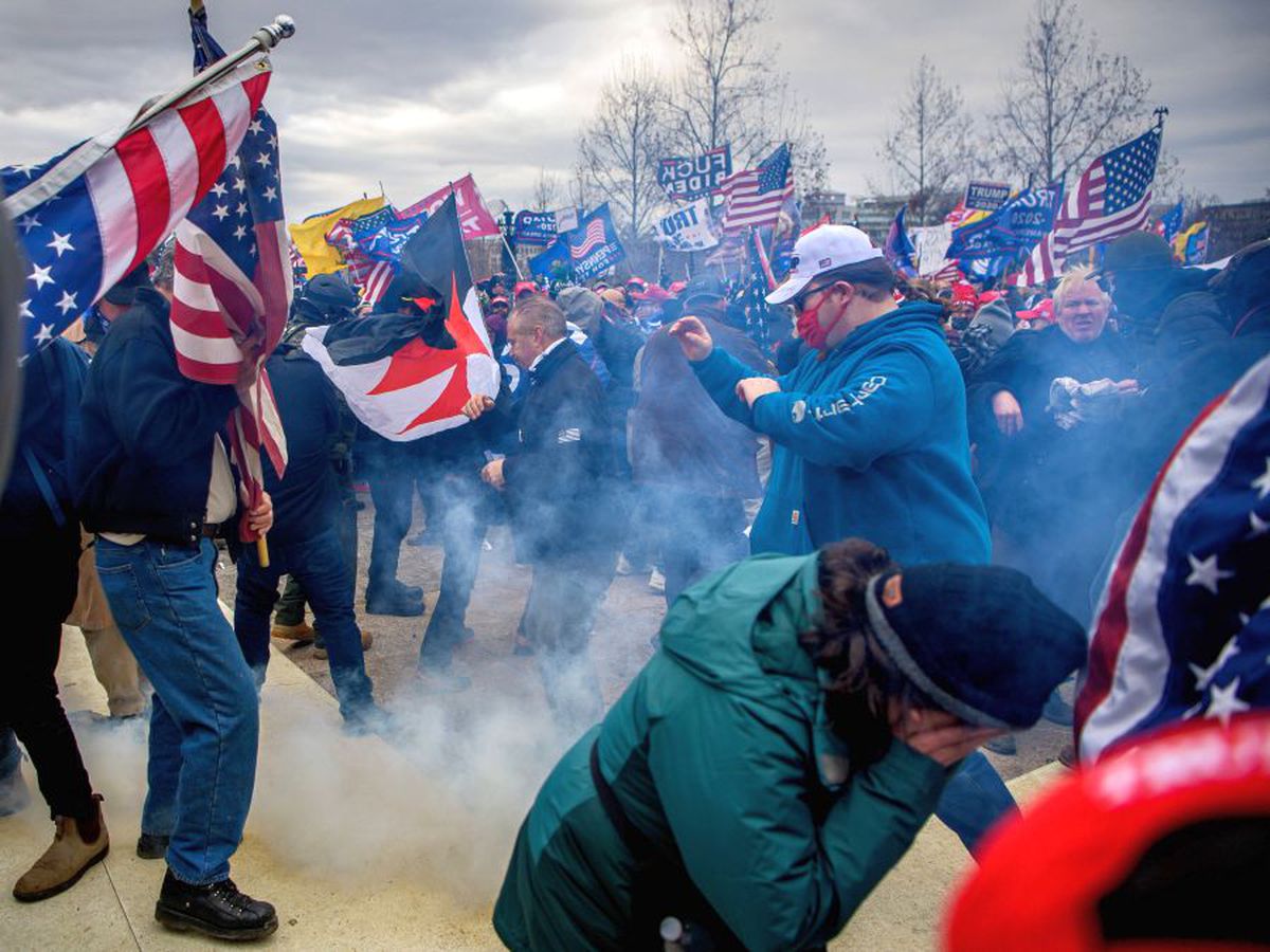 Suporterii lui Donald Trump au intrat cu forța în clădirea Capitoliului și blochează validarea lui Joe Biden