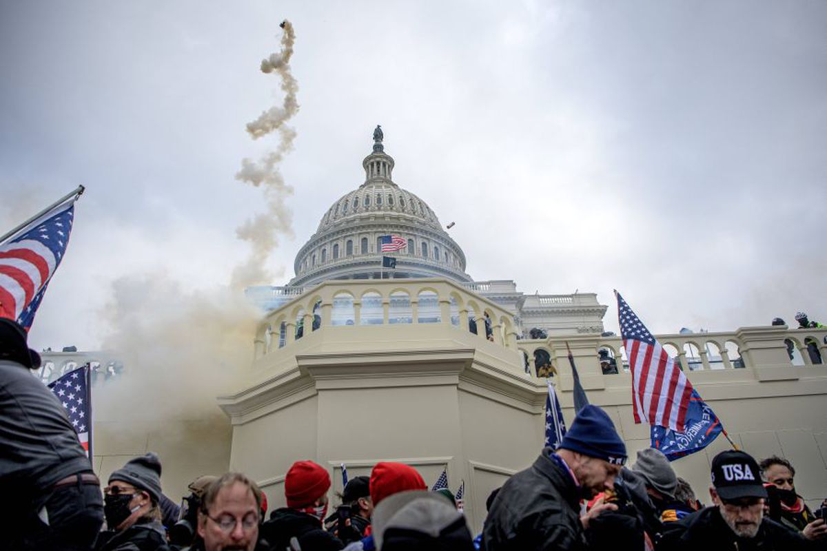Suporterii lui Donald Trump au intrat cu forța în clădirea Capitoliului și blochează validarea lui Joe Biden