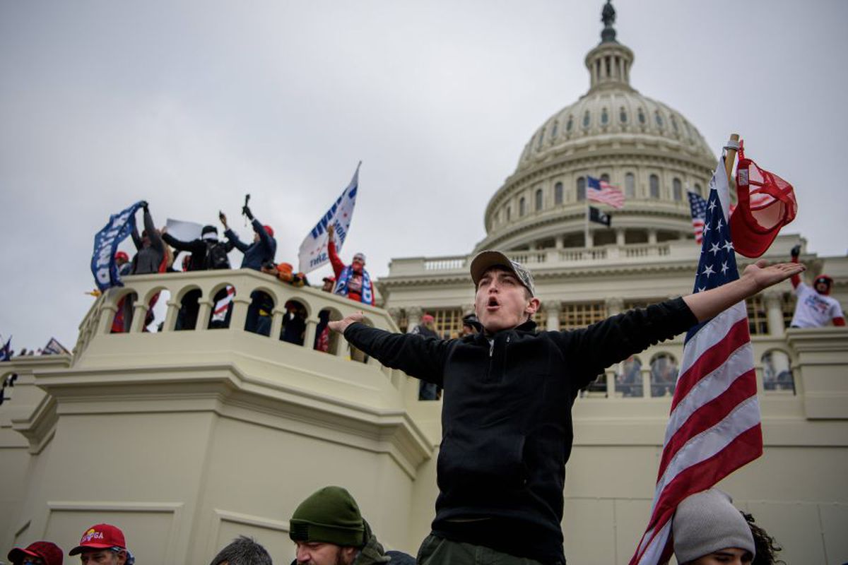Imagini HALUCINANTE în Statele Unite: suporterii lui Donald Trump au intrat cu forța în clădirea Capitoliului și blochează validarea lui Joe Biden