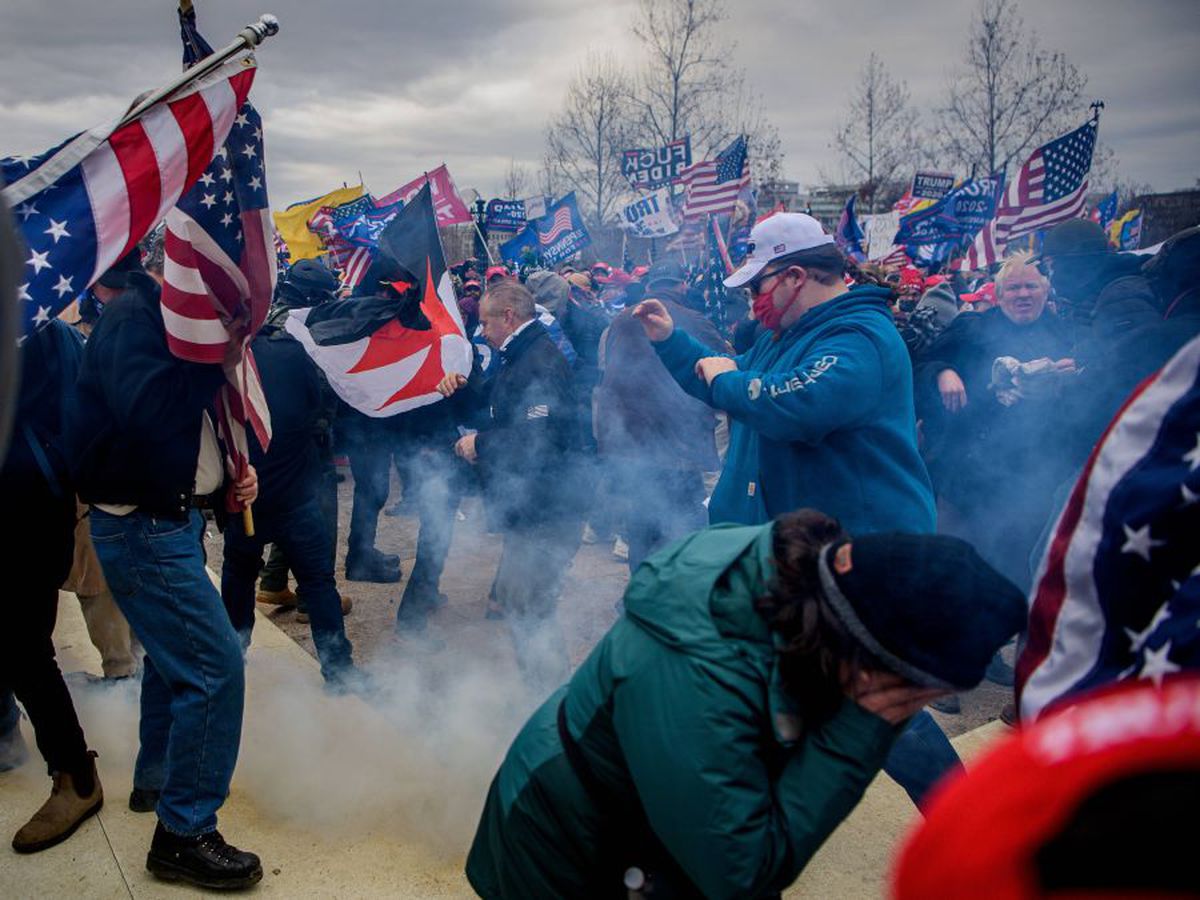 Imagini HALUCINANTE în Statele Unite: suporterii lui Donald Trump au intrat cu forța în clădirea Capitoliului și blochează validarea lui Joe Biden