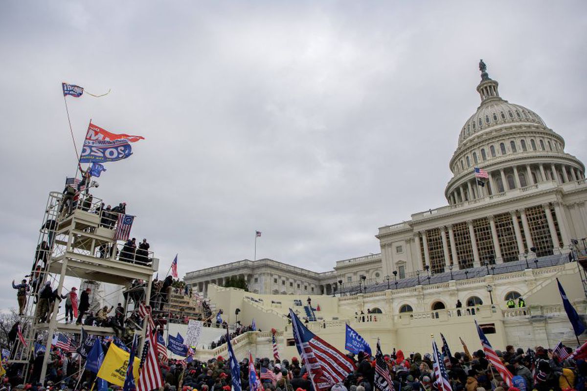Suporterii lui Donald Trump au intrat cu forța în clădirea Capitoliului și blochează validarea lui Joe Biden