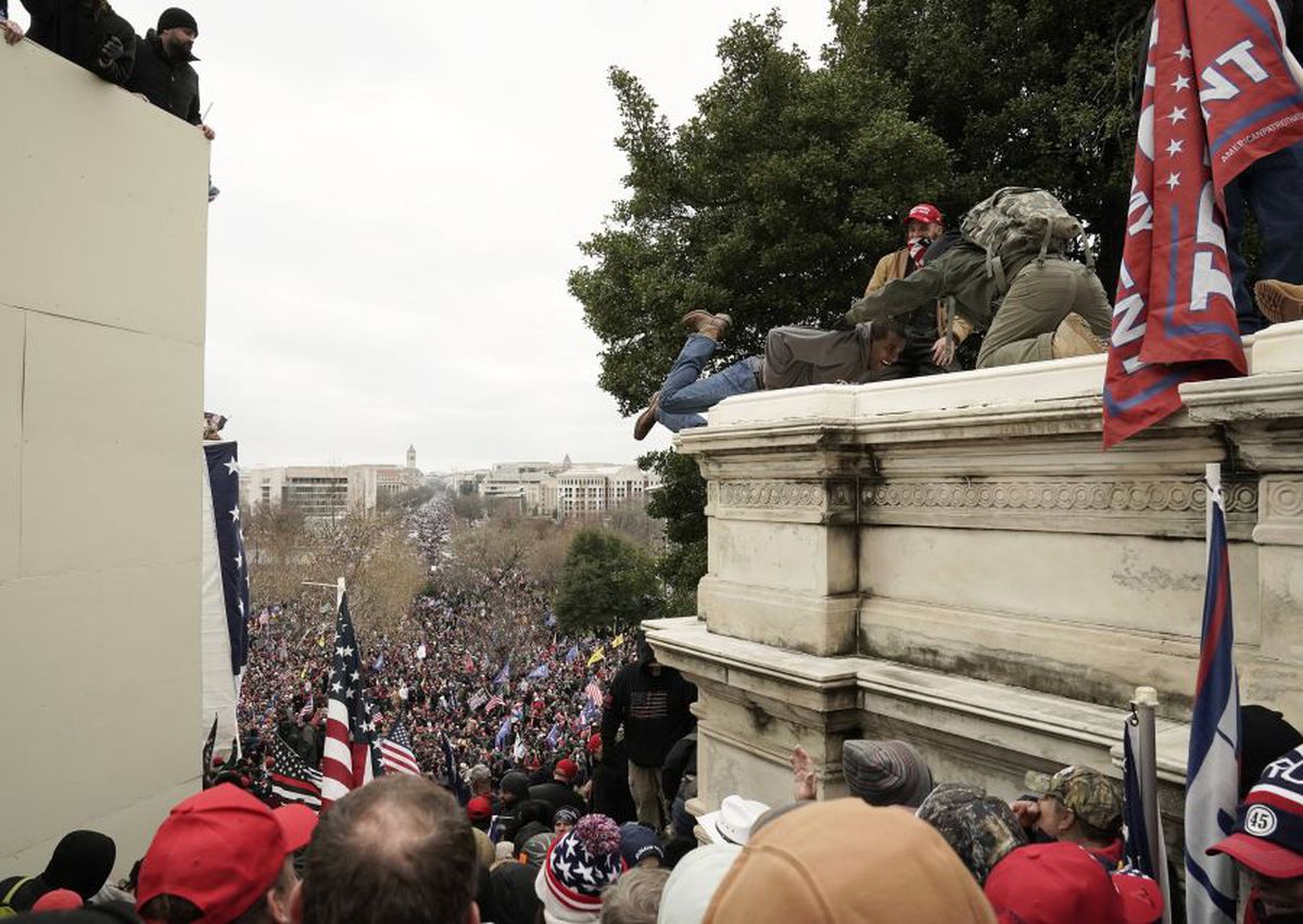 Suporterii lui Donald Trump au intrat cu forța în clădirea Capitoliului și blochează validarea lui Joe Biden
