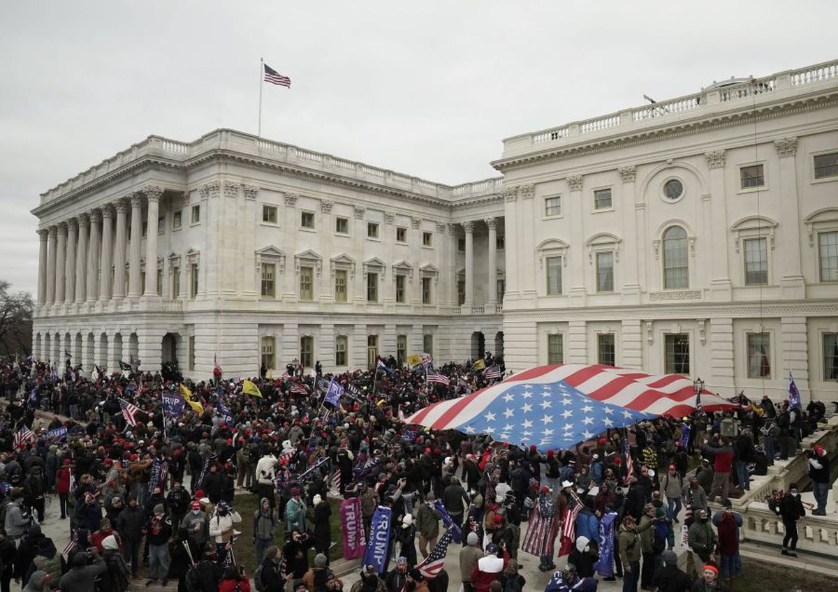 Imagini HALUCINANTE în Statele Unite: suporterii lui Donald Trump au intrat cu forța în clădirea Capitoliului și blochează validarea lui Joe Biden