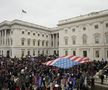 Suporterii lui Donald Trump au intrat cu forța în clădirea Capitoliului și blochează validarea lui Joe Biden. Sursă foto: Imago Images