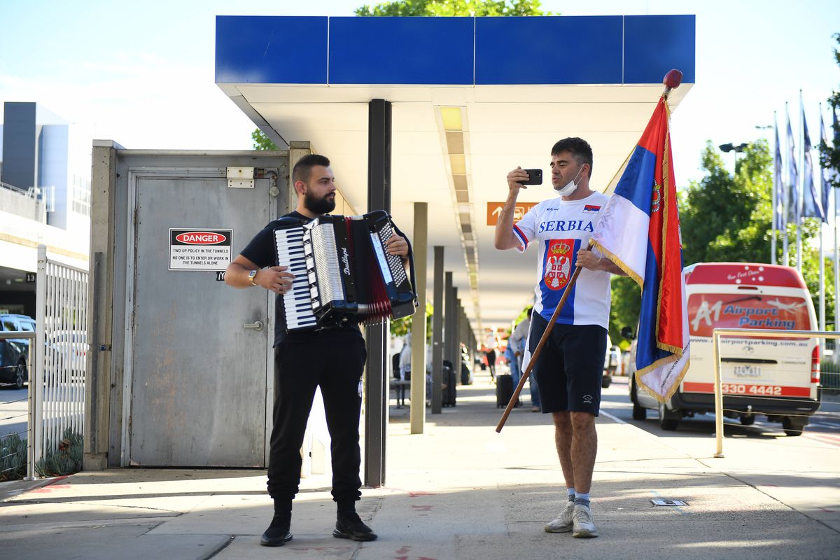 Protest în fața hotelului din Australia în care e cazat Novak Djokovic