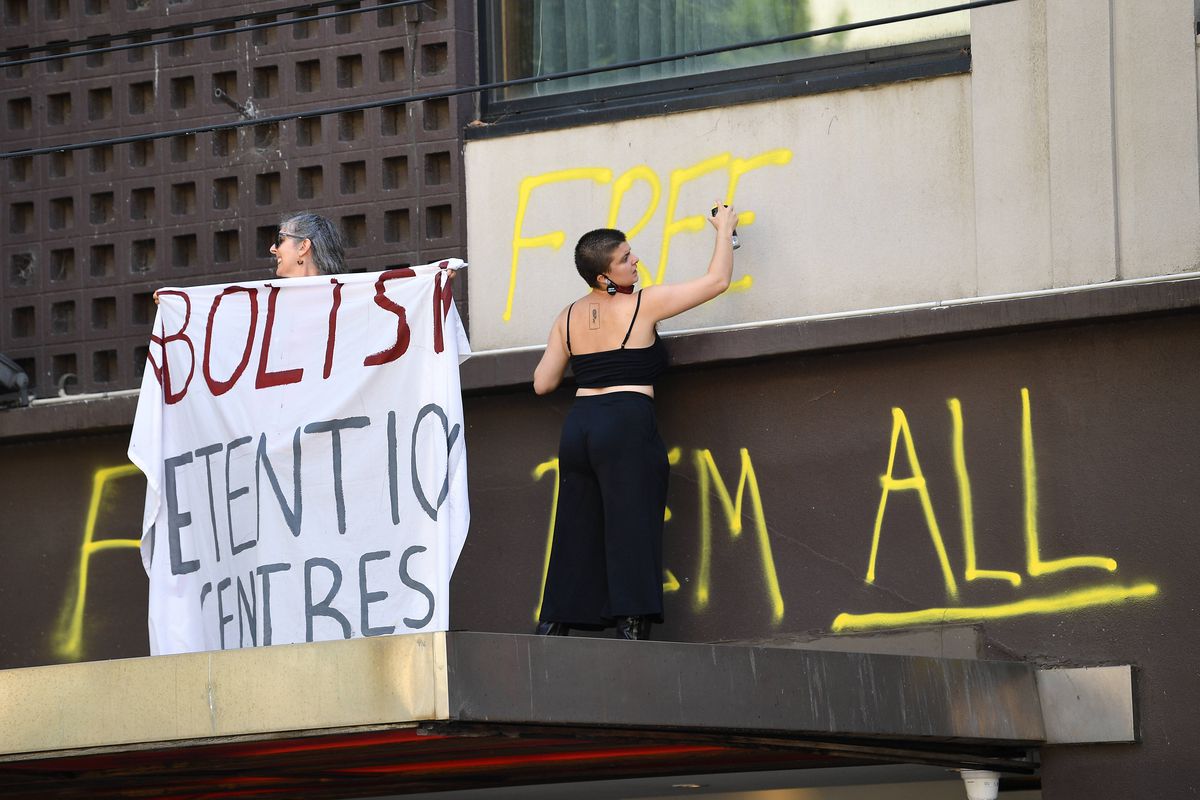 Protest în fața hotelului din Australia în care e cazat Novak Djokovic