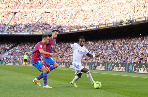 Chelsea vrea să îl transfere pe fundașul dreapta al Barcelonei, Sergiño Dest (21 de ani), în stânga imaginii
