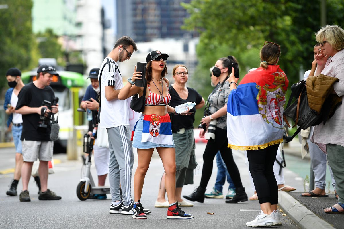 Protest în fața hotelului din Australia în care e cazat Novak Djokovic