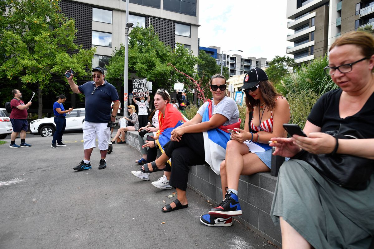 Protest în fața hotelului din Australia în care e cazat Novak Djokovic