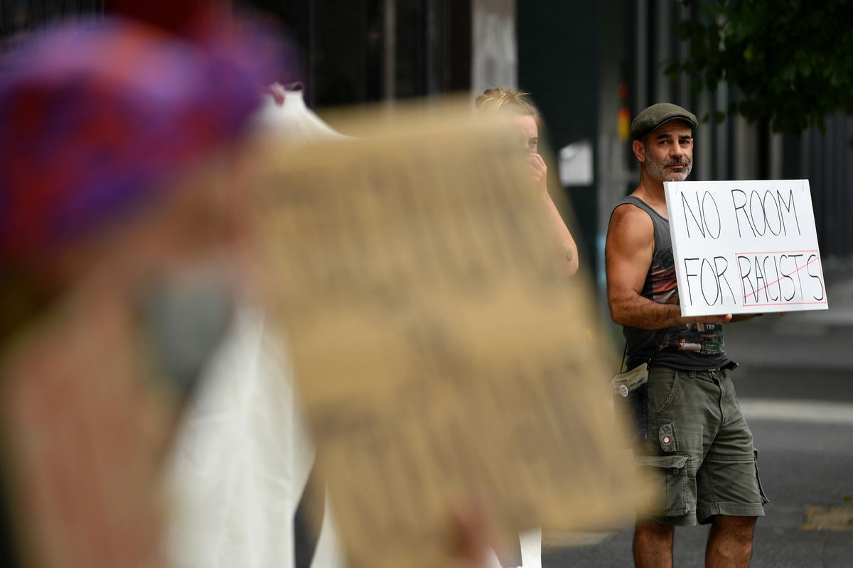 Protest în fața hotelului din Australia în care e cazat Novak Djokovic