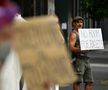 Protest în fața hotelului din Australia în care e cazat Novak Djokovic