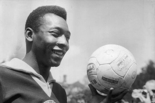 Pelé și mingea pe care a vrăjit-o 21 de ani (1956-1977). A murit la 82 de ani
FOTO Guliver/GettyImages