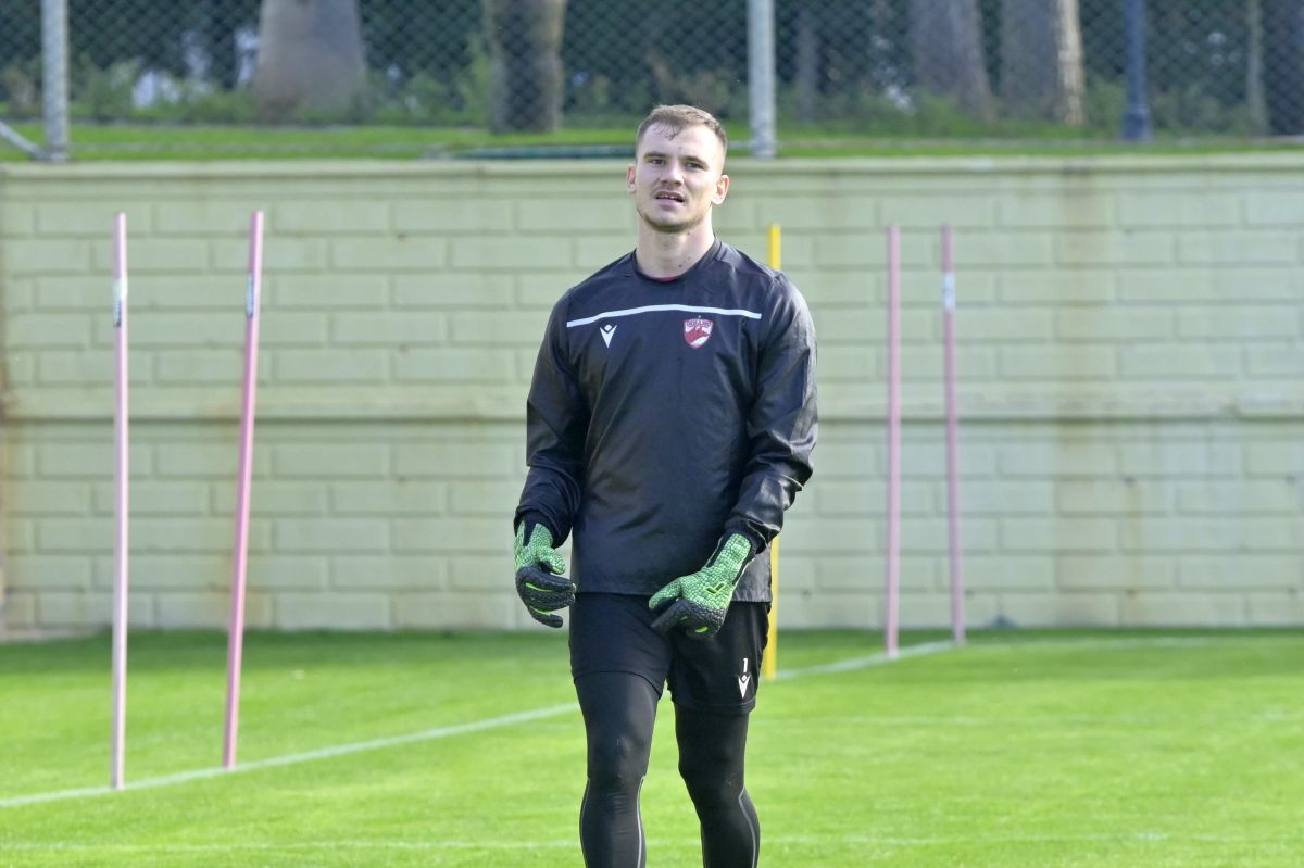 CORESPONDENȚĂ DIN ANTALYA Cine i-a băgat în cap muzica românească lui Adnan Golubovic: „Tana-nana. Manele și altele! Ia zi, frate, cine cântă?!”. Cum s-au împrietenit un sloven, un nord-macedonean și un croat la București, toți dinamoviști!