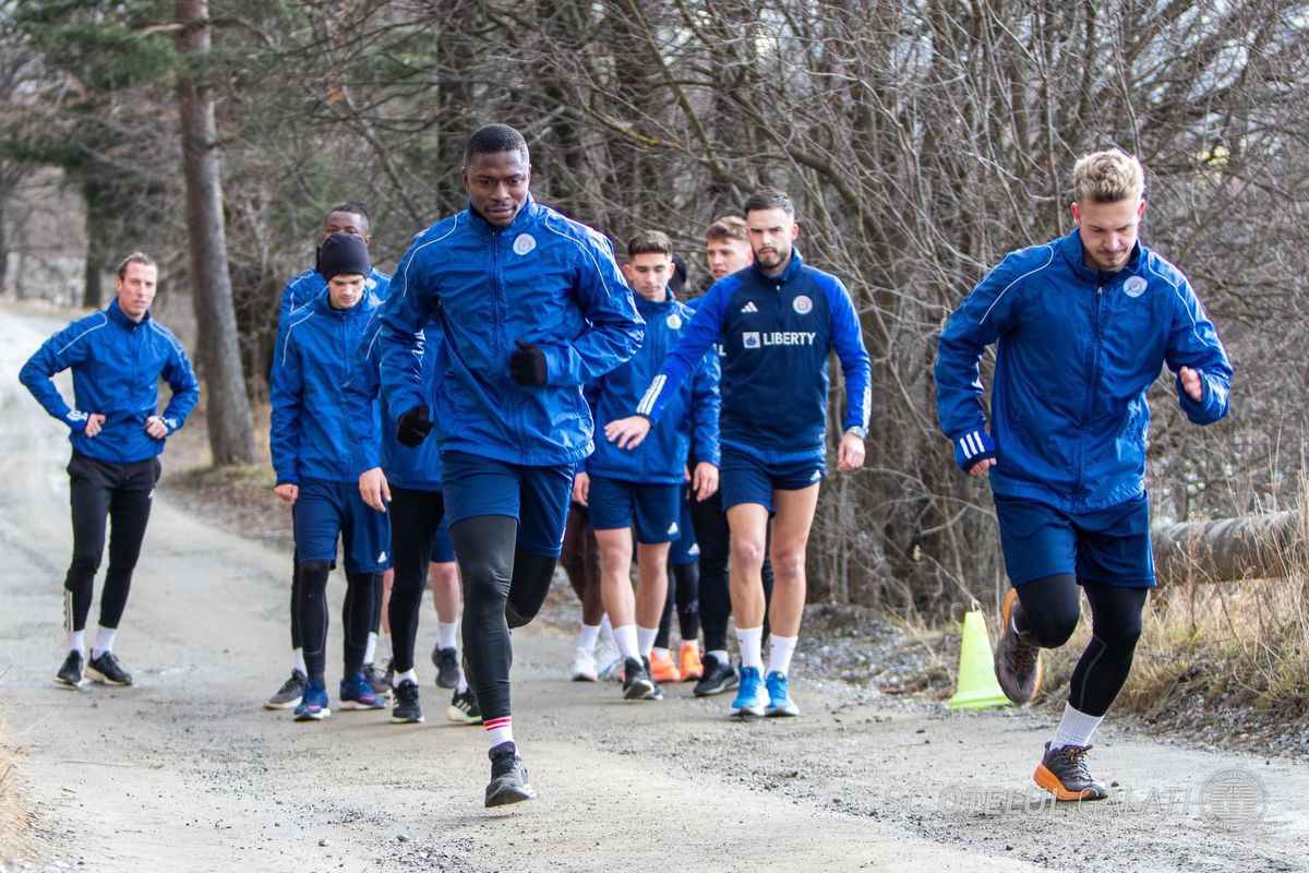 Noi imagini inedite din cantonamentul Oțelului » Jucătorii moldovenilor, puși să alerge în spatele mașinilor