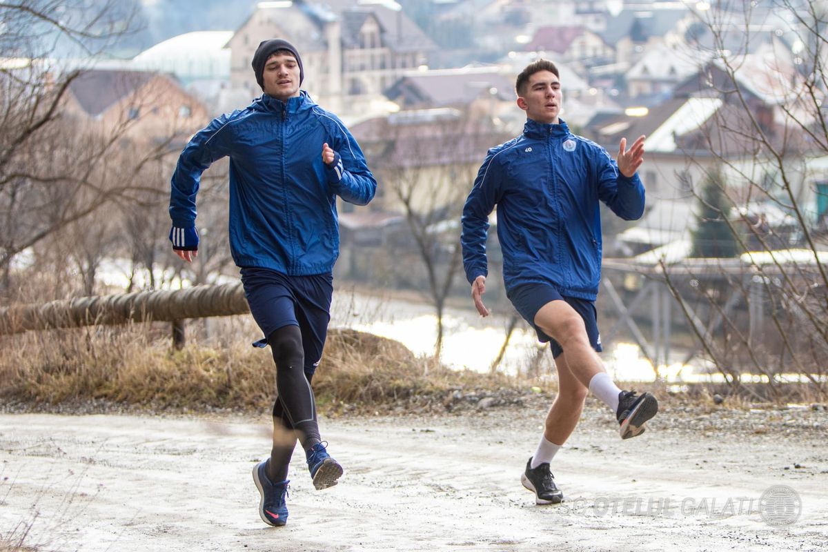 Noi imagini inedite din cantonamentul Oțelului » Jucătorii moldovenilor, puși să alerge în spatele mașinilor