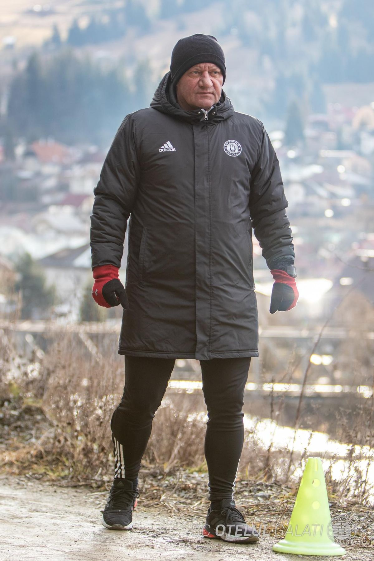 Noi imagini inedite din cantonamentul Oțelului » Jucătorii moldovenilor, puși să alerge în spatele mașinilor