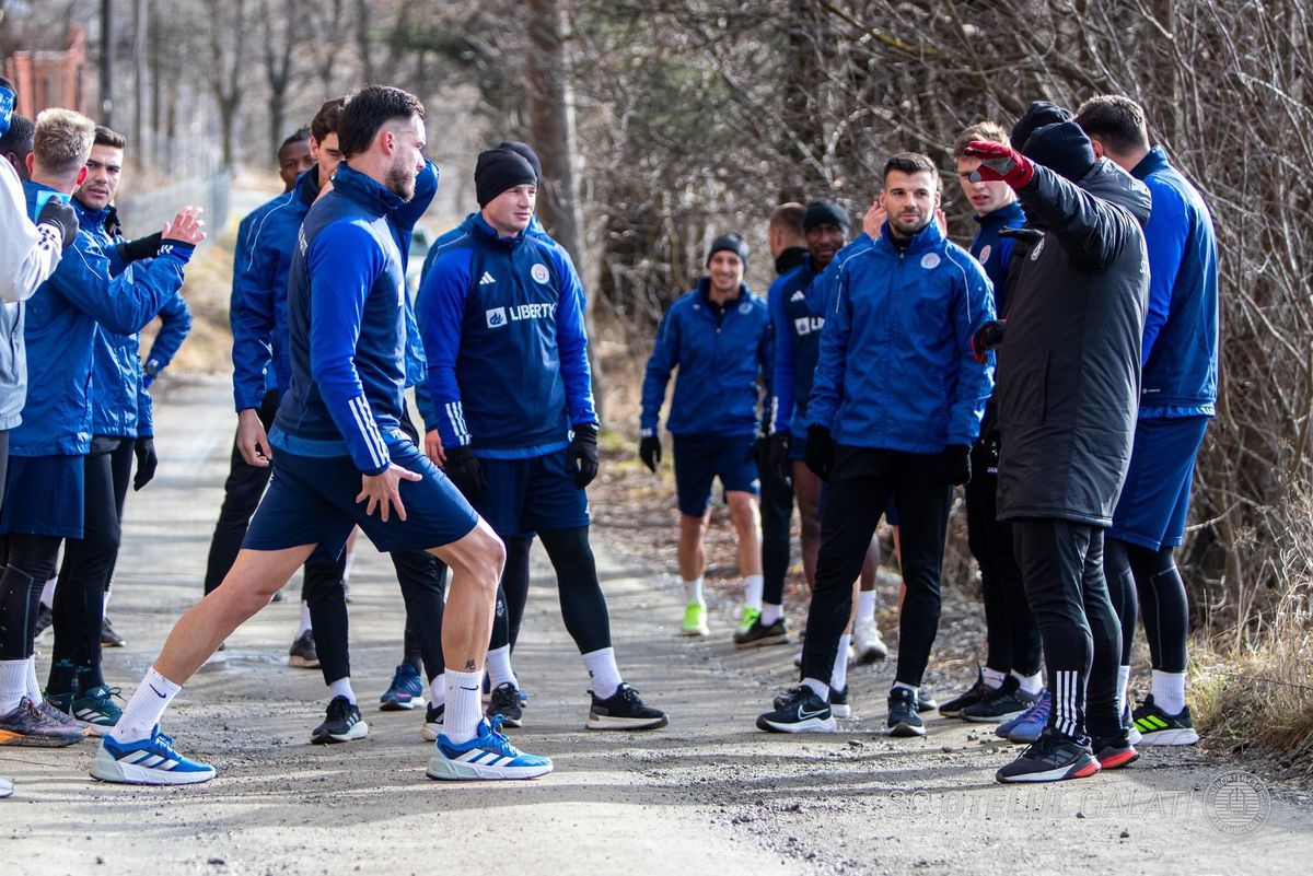 Noi imagini inedite din cantonamentul Oțelului » Jucătorii moldovenilor, puși să alerge în spatele mașinilor