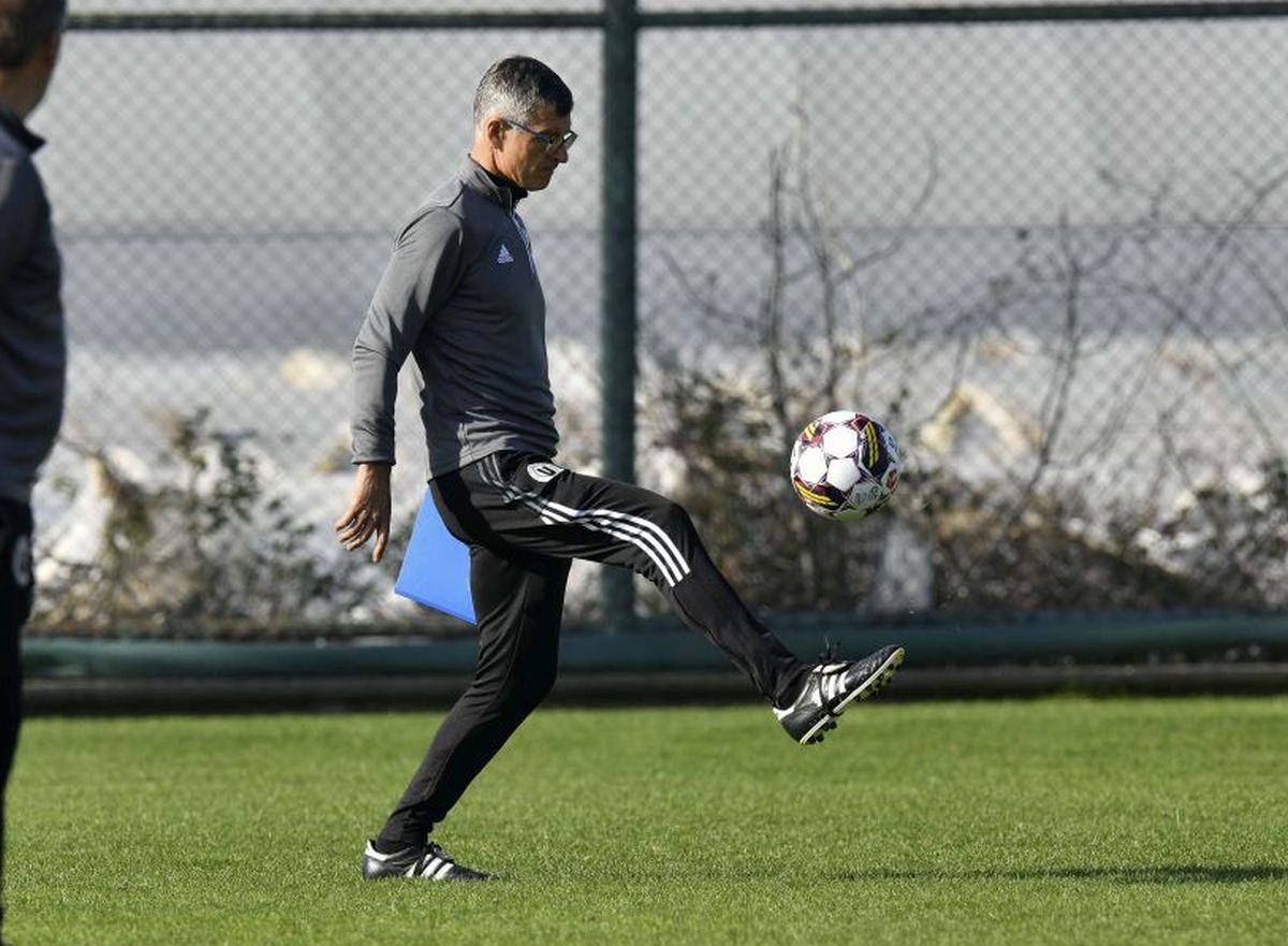 CORESPONDENȚĂ DIN ANTALYA Neluțu Sabău încă are mișcările! Cum îmblânzește „Moțu'” mingea și la 55 de ani