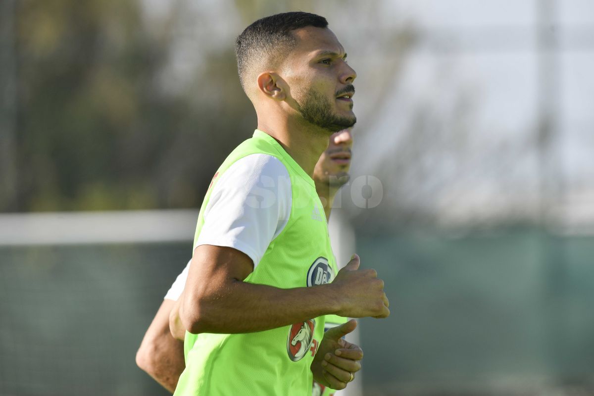 CORESPONDENȚĂ DIN ANTALYA Neluțu Sabău încă are mișcările! Cum îmblânzește „Moțu'” mingea și la 55 de ani