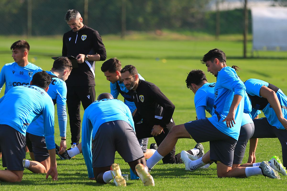 „Legs and heart, băieți!” » Fotbaliștii Petrolului, „terorizați” de specialistul care a lucrat 8 ani cu Simeone! GSP are imagini din dronă de la exercițiul spartan lucrat de „găzari”