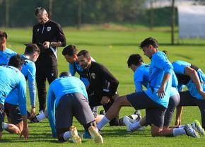 „Legs and heart, băieți!” » Fotbaliștii Petrolului, „terorizați” de specialistul care a lucrat 8 ani cu Simeone! GSP are imagini din dronă de la exercițiul spartan lucrat de „găzari”