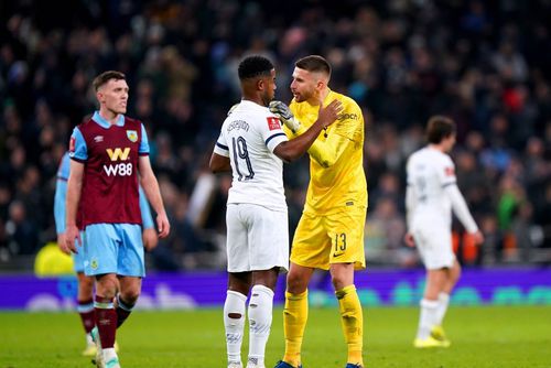 Guglielmo Vicario certându-l pe Ryan Sessegnon / Foto: Imago