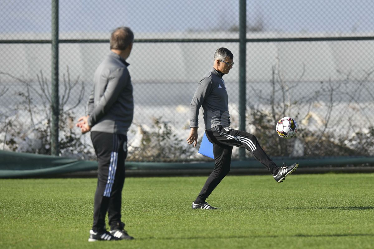 CORESPONDENȚĂ DIN ANTALYA Neluțu Sabău încă are mișcările! Cum îmblânzește „Moțu'” mingea și la 55 de ani