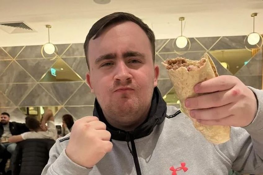 Luke Littler se bucură din plin de kebab oricând are ocazia // sursă foto: Twitter