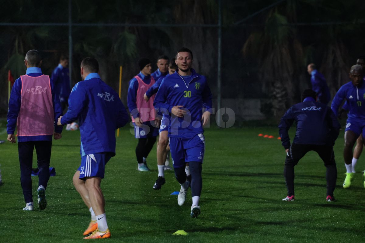 5 întrebări inedite cu Adrian Mihalcea: „Wow!” » Ce i-ar spune lui Mihalcea de la 15 ani, cum s-ar înțelege jucătorul Adi cu antrenorul de acum și ce metodă radicală adoptă pentru a scăpa de stres