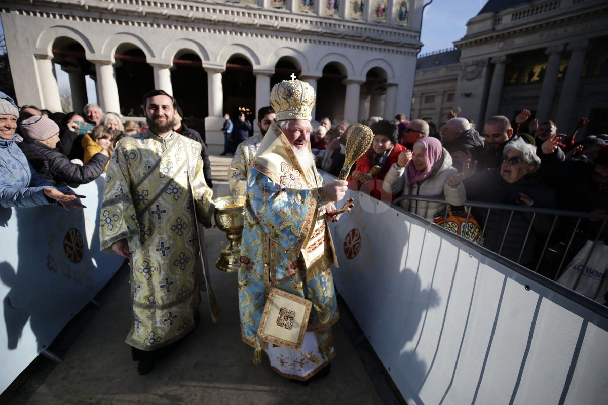 Imaginile zilei vin de la Catedrala Patriarhală » Cum s-a afișat Gigi Becali de Bobotează: în bocanci și pantaloni de piele