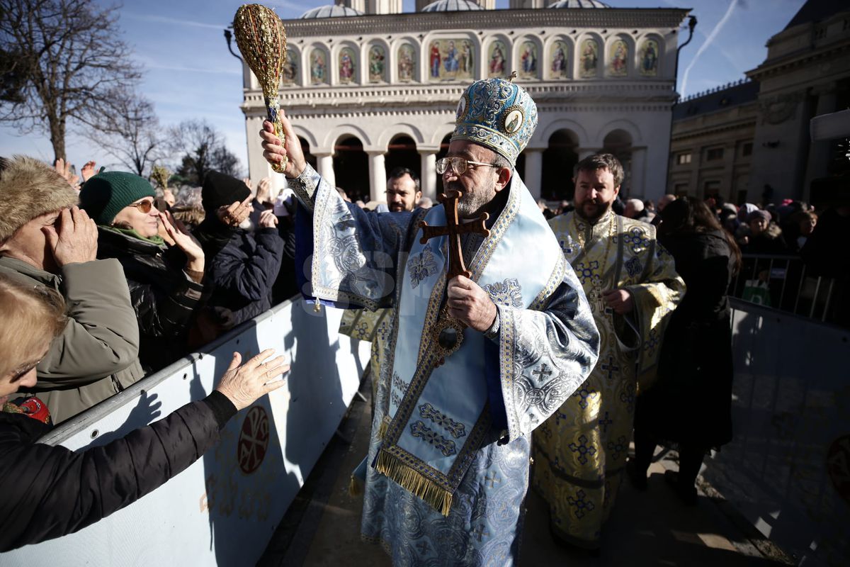 Imaginile zilei vin de la Catedrala Patriarhală » Cum s-a afișat Gigi Becali de Bobotează: în bocanci și pantaloni de piele