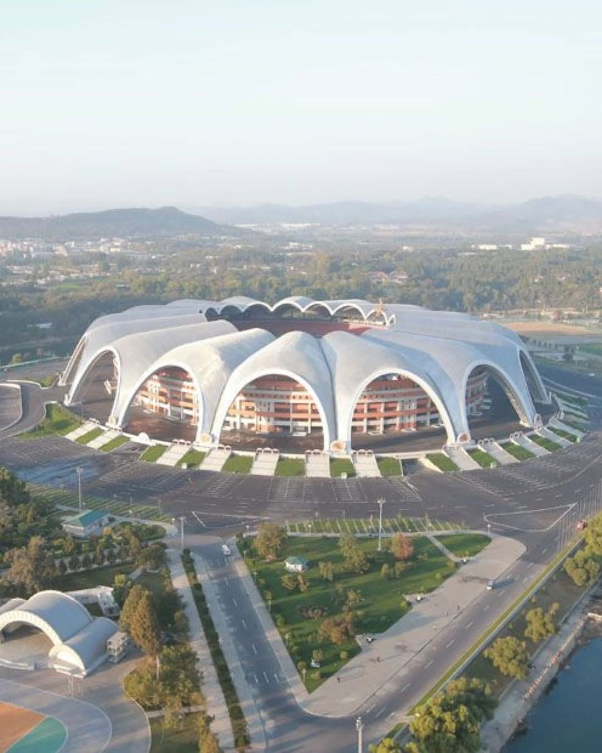 Imagini IREALE din al doilea cel mai mare stadion de pe glob » Mastodontul din Coreea de Nord este „casa” manifestațiilor propagandiste ale sistemului represiv