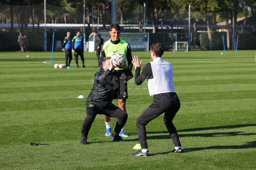 Thomas Neubert i-a acordat o atenție specială lui Juri Cisotti la primul antrenament din Antalya // FOTO: Ionuț Iordache (GSP)