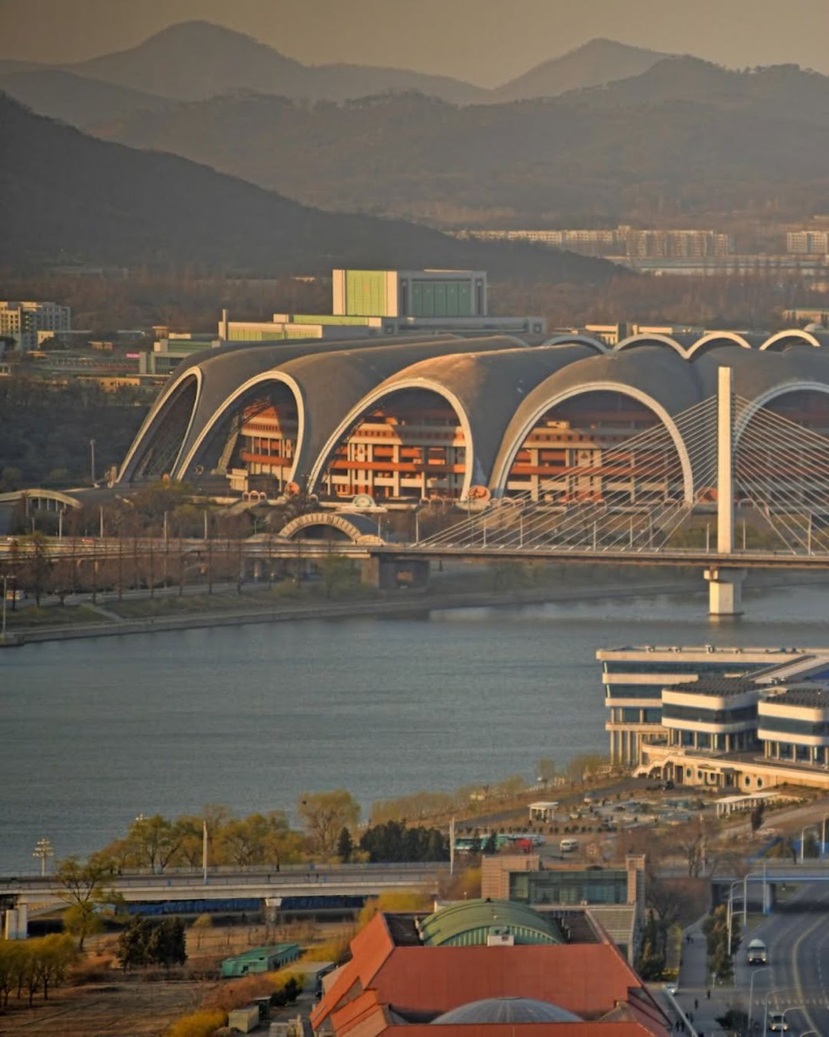 Imagini IREALE din al doilea cel mai mare stadion de pe glob » Mastodontul din Coreea de Nord este „casa” manifestațiilor propagandiste ale sistemului represiv