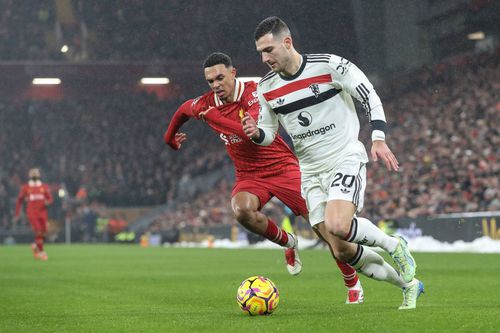 Trent Alexander-Arnold (stânga) e depășit în viteză de Diogo Dalot / Foto: Imago